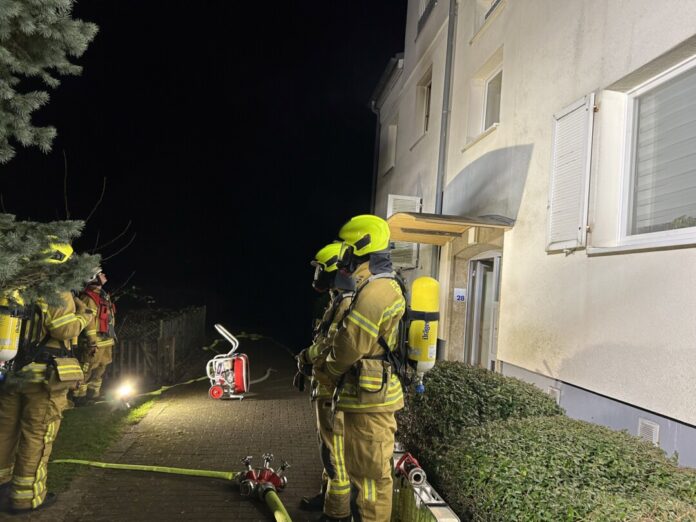 Feuerwehrleute bei Nacht im Einsatz.