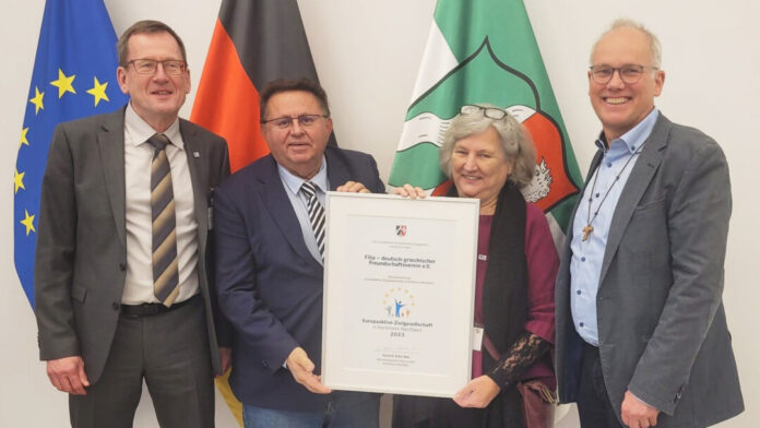 Landtagsabgeordneter Martin Sträßer (r.) beglückwünscht Vertreter des Vereins „Filia“ aus Velbert: Gerriet Oberlein, Lazaros Papaioannou und Karin Oberlein. Fotorechte: Sträßer