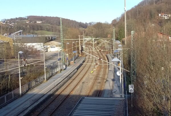 Bahngleise und Bahnsteig einer deutschen Kleinstadt.