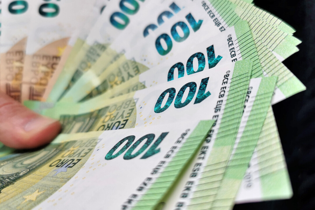 Hand hält Euro-Banknoten.
