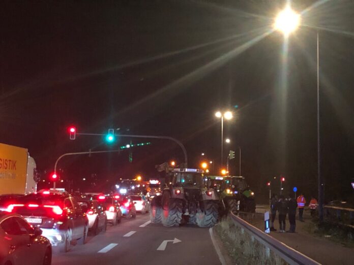 Auf der Berghausener Straße in Langenfeld hatten sich ebenfalls Landwirte mit ihren Traktoren versammelt. Foto: Polizei