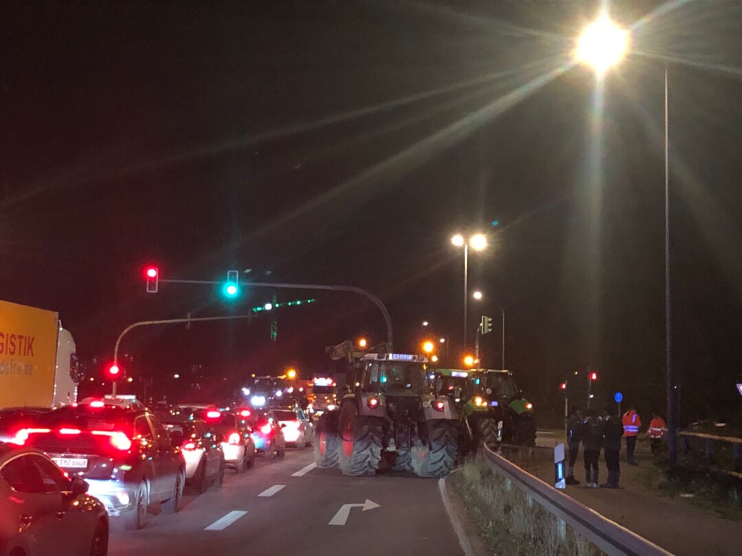 Auf der Berghausener Straße in Langenfeld hatten sich ebenfalls Landwirte mit ihren Traktoren versammelt. Foto: Polizei