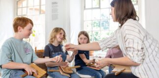Handwerksunterricht mit Kindern und Lehrerin.