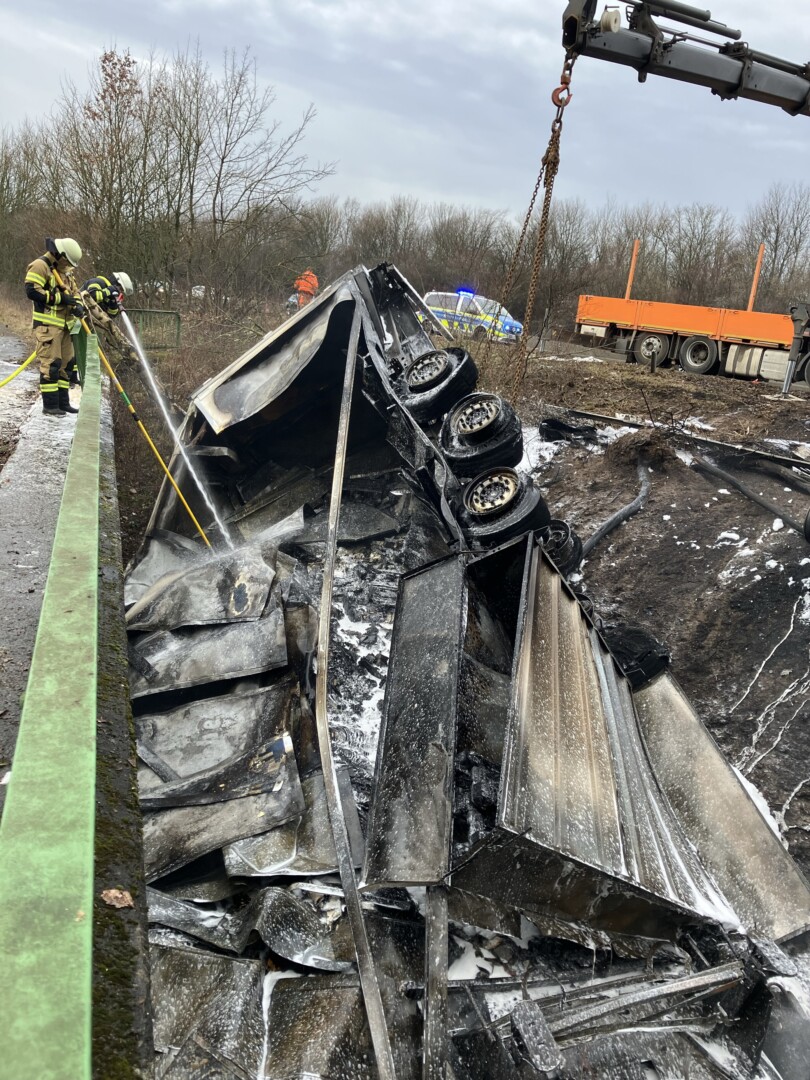 Die Bergung gestaltet sich sehr aufwändig und muss durch Löschmaßnahmen unterstützt werden. Foto: FW Haan