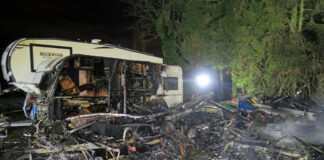 Am Sonntagabend wurden bei einem Brand in Hilden mehrere Wohnwagen sowie Metallcontainer schwer beschädigt. Foto: Polizei