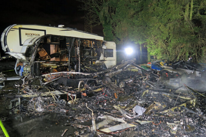 Am Sonntagabend wurden bei einem Brand in Hilden mehrere Wohnwagen sowie Metallcontainer schwer beschädigt. Foto: Polizei