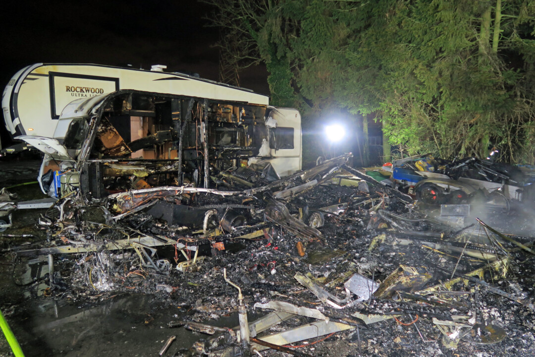 Am Sonntagabend wurden bei einem Brand in Hilden mehrere Wohnwagen sowie Metallcontainer schwer beschädigt. Foto: Polizei