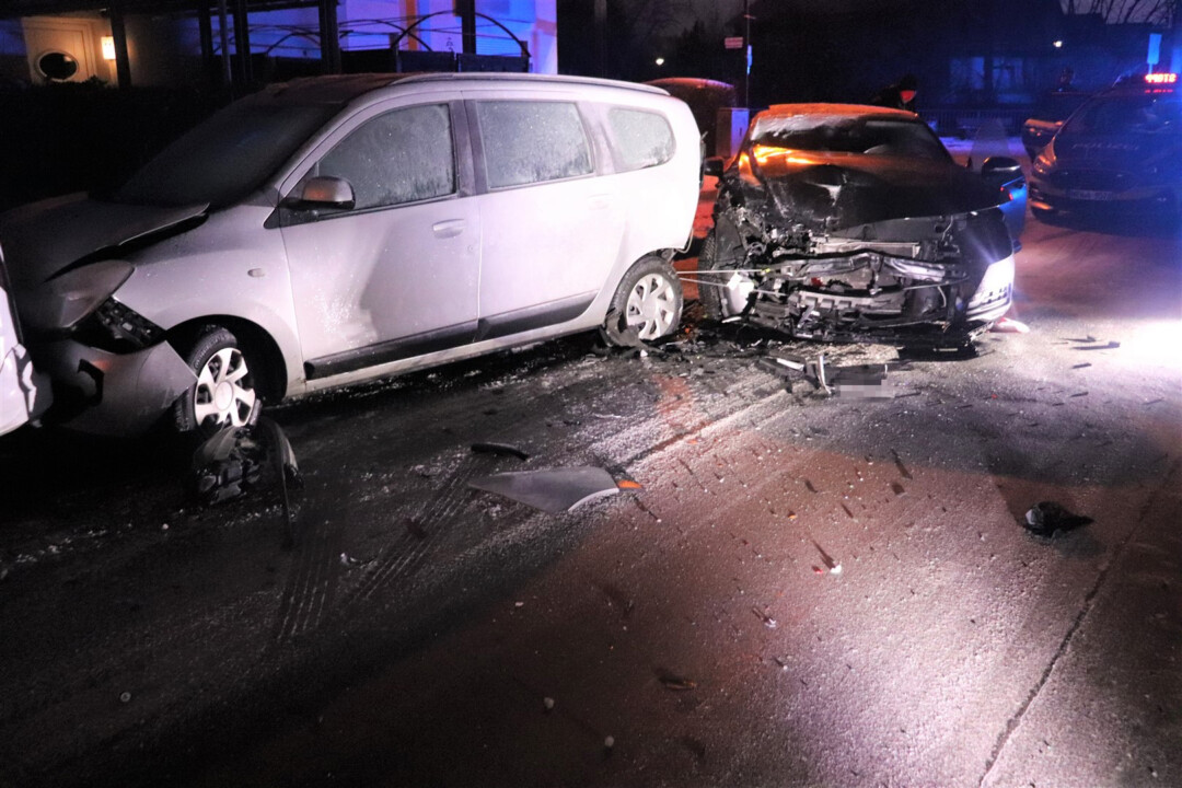 Zwei der beschädigten Autos. Foto: Polizei