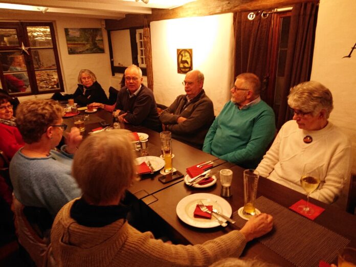 Der CDU-Landtagsabgeordnete Martin Sträßer (M., l.) diskutiert mit den Gästen am Düsseler Stammtisch. Foto: BV Düssel