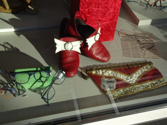 Vintage Schuhe und Brillen im Schaufenster.