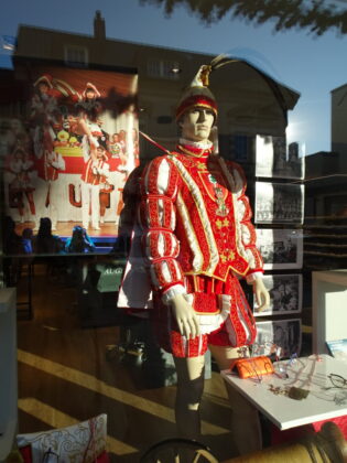 Schaufensterpuppe in traditioneller Uniform.