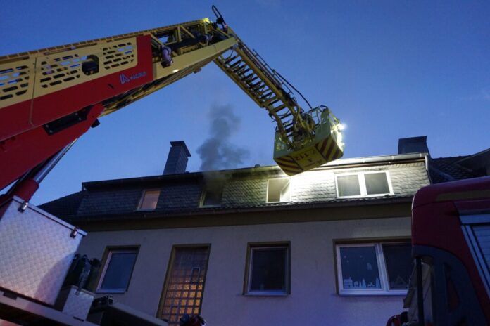 Feuerwehr bei nächtlichem Einsatz mit Drehleiter.