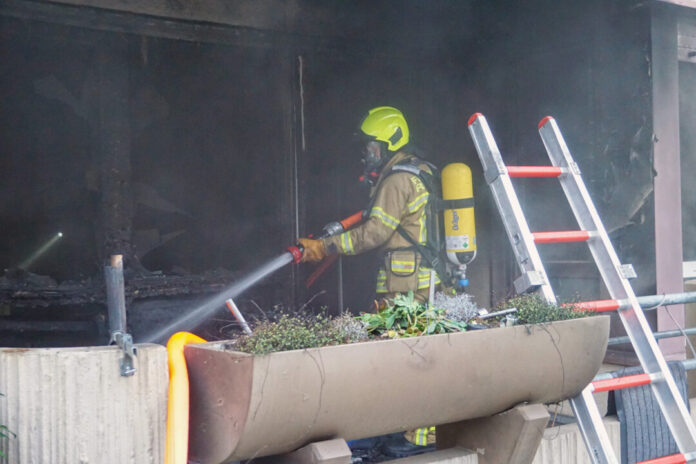 Ein Feuerwehrmann auf dem Balkon der Brandwohnung. Foto: FW Ratingen