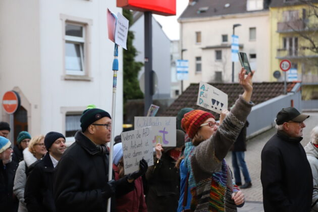 Demonstration mit Plakaten auf deutscher Straße.