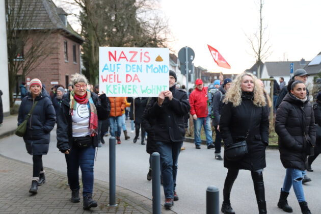 Demonstration mit transparent gegen Rechtsextremismus in Deutschland.