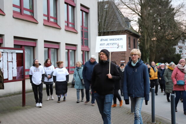 Demonstration in Deutschland, Plakat &quot;#NIE WIEDER IST JETZT&quot;.