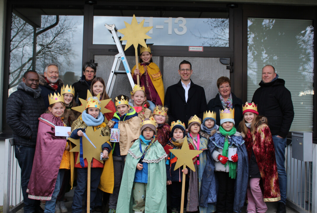Die Hochdahler Sternsinger der St. Franziskusgemeinde in Hochdahl brachten auch in diesem Jahr traditionell wieder Gottes Segen zur Erkrather Stadtverwaltung sowie Feuer- und Rettungswache. Foto: Stadt Erkrath