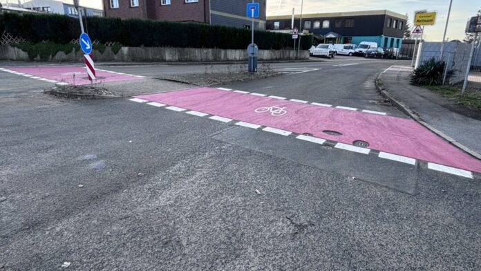 Die rote Markierung auf der Fahrbahn. Foto: Kreisstadt Mettmann