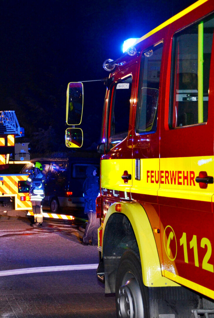 Feuerwehrfahrzeug nachts im Einsatz.