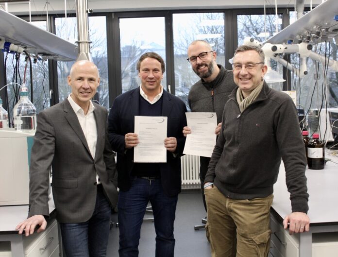 Bei der Unterzeichnung der Kooperation: Michael Suermann, Christian Bruelheide, Gerrit Armbruester und Alexander Schrimpf. Foto: Sabine Fischer