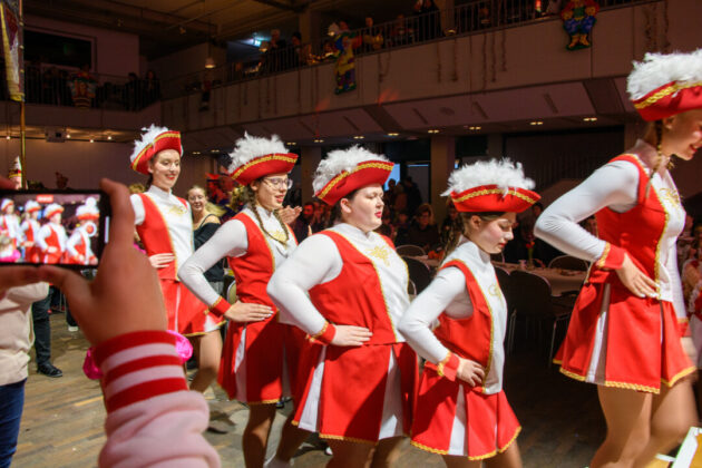 Karnevalstanzgruppe in traditionellen Kostümen.