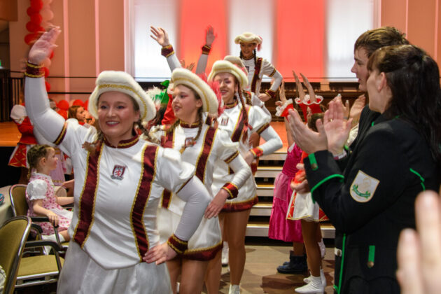 Karnevalstanzgruppe in traditionellen Kostümen.
