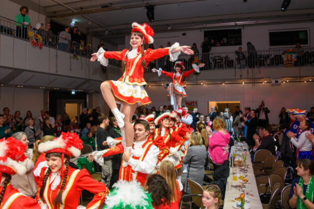 Karnevalstänzer performen bei Veranstaltung.