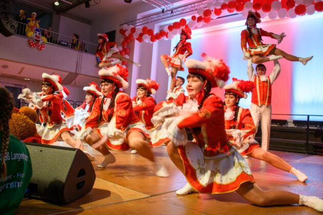 Karnevalstänzer performen in traditionellen Kostümen.