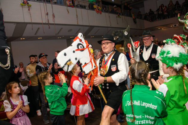 Karnevalsfeier mit traditionellen Pferdekopfspielen in Deutschland.