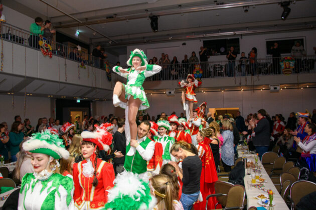 Karnevalsfest mit Tänzern in Kostümen.