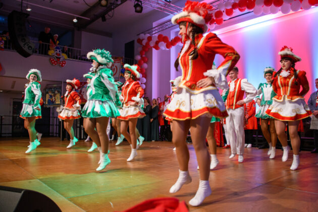 Karnevalstänzer in festlicher Tracht beim Auftritt.