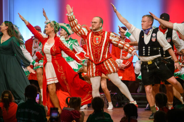 Deutsche Volkstänzer in traditioneller Kleidung auf Bühne