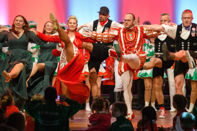 Tänzer in traditionellen Kostümen beim Volkstanz.