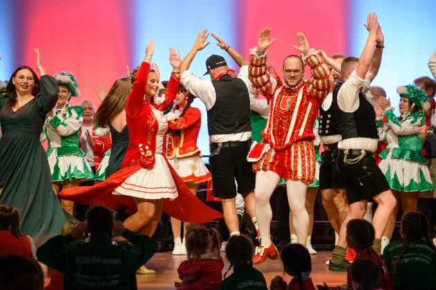 Trachtentänzer auf Bühne bei Festveranstaltung.