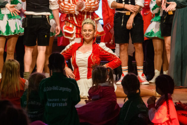 Frau in Tracht bei Karnevalsfeier.