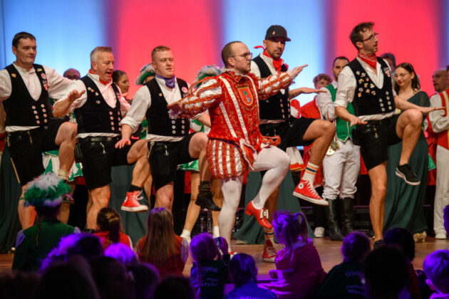 Tänzer in Trachten bei Aufführung.