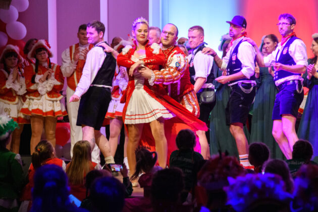 Karnevalsfeier mit Tänzern in traditionellen Kostümen.