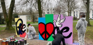 Mehrere Jugendliche brachten zusammen mit Tran Nguyen, Graffiti-Artist und Kunstlehrer an der Carl-Fuhlrott-Schule in Hochdahl, großflächig gesprühte Bilder auf die neue, circa zwei Meter hohe und drei Meter breite Graffiti-Wand im Bavierpark auf. Foto: Stadt Erkrath