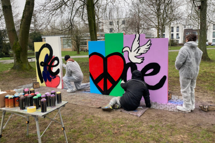 Mehrere Jugendliche brachten zusammen mit Tran Nguyen, Graffiti-Artist und Kunstlehrer an der Carl-Fuhlrott-Schule in Hochdahl, großflächig gesprühte Bilder auf die neue, circa zwei Meter hohe und drei Meter breite Graffiti-Wand im Bavierpark auf. Foto: Stadt Erkrath