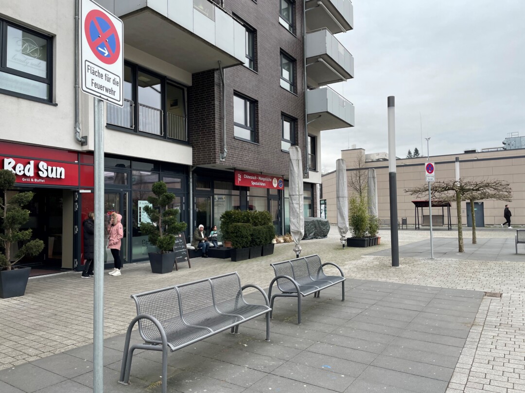 Vor dem Restaurant an der Straße Am Königshof