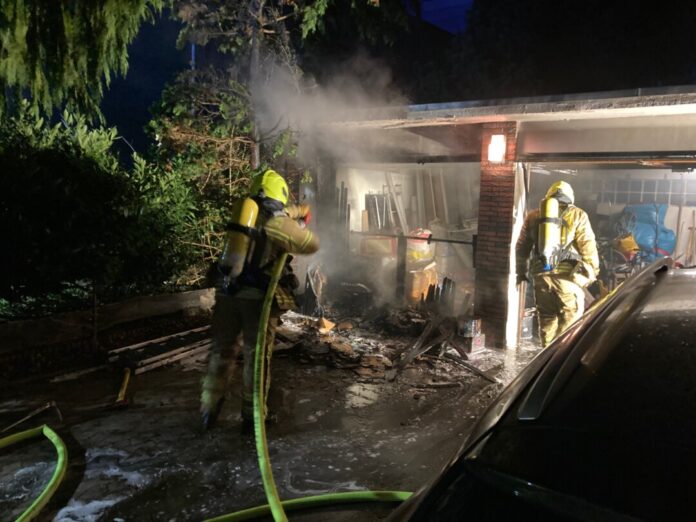 Die Wehr bei der Brandbekämpfung an einer Garage. Foto: FW Ratingen