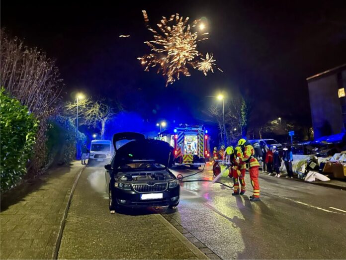In der Nacht wurden die ehrenamtlichen Kräfte zur Kurt-Schumacher-Straße gerufen, weil es unter einem Auto brannte. Foto: Feuerwehr Heiligenhaus