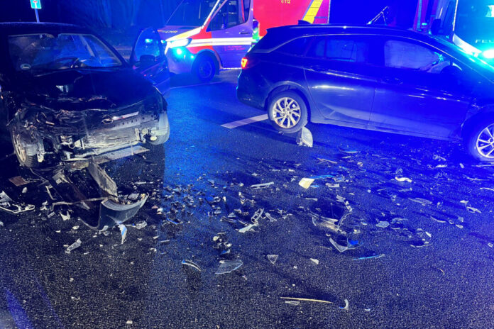 Verkehrsunfall bei Nacht mit Feuerwehrfahrzeug.