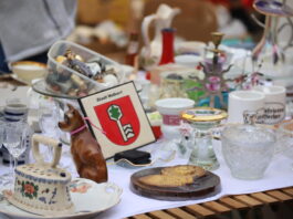 Velberts beliebte Trödelmärkte gibt es auch 2026: Das sind die Termine Auf dem beliebten Flohmarkt in Neviges kann man an den Ständen viel entdecken. Foto: Volkmann