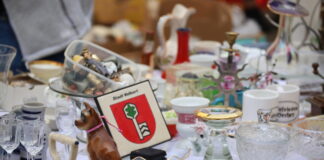 Auf dem beliebten Flohmarkt in Neviges kann man an den Ständen viel entdecken. Foto: Volkmann