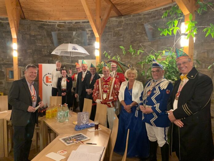 Baas Edgar Dullni (l.) hieß mit dem Jonges-Vorstand die Tollitäten Daniel I. und Petra II. im Dicken Turm willkommen. Foto: Ratinger Jonges