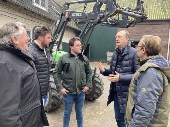 Im Austausch: Klaus Wiener (2. v. r.) mit Vertretern der Kreisbauernschaft. Foto: Büro Wiener