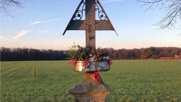 Unbekannte entfernten die Jesus-Figur vermutlich mithilfe eines Trennschleifers. Foto: Polizei