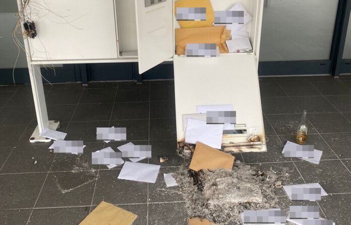 Der durch Pyrotechnik zerstörte Außenbriefkasten des Jobcenters. Foto: Arbeitsagentur