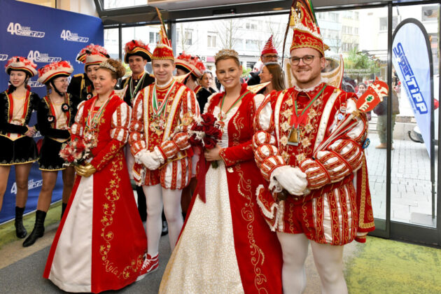 Karnevalstrachten, Prinzenpaar und Garde beim Festumzug.